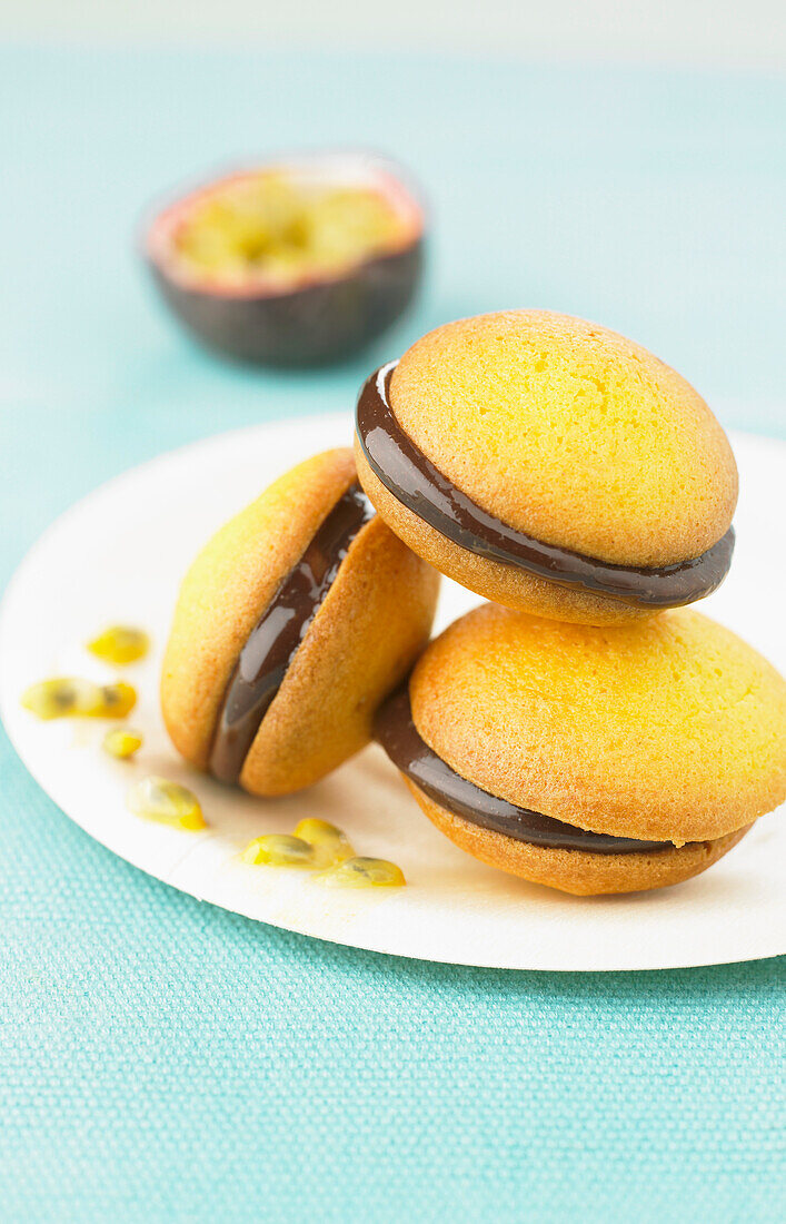 Passionfruit-milk chocolate Whoopies