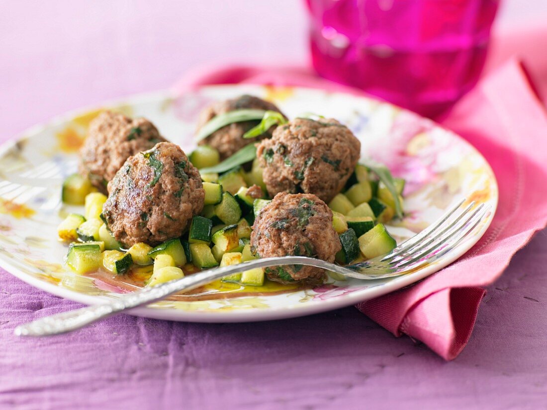 Rinderhackbällchen mit Kräutern und Zucchinigemüse