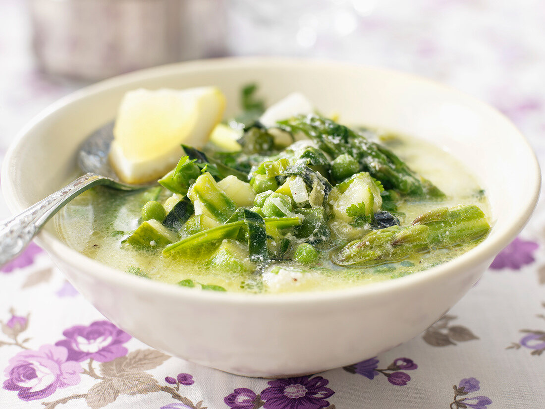 Spargelsuppe mit Joghurt