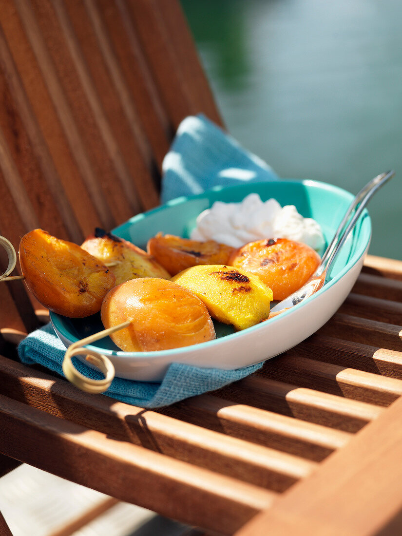 Peach and apricot brochettes outdoors