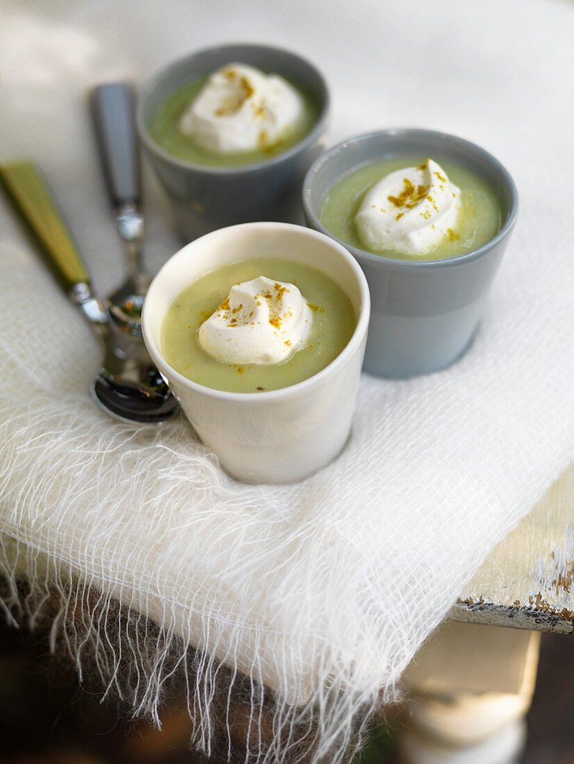 Cream of lekk soup with curry-flavored whipped cream