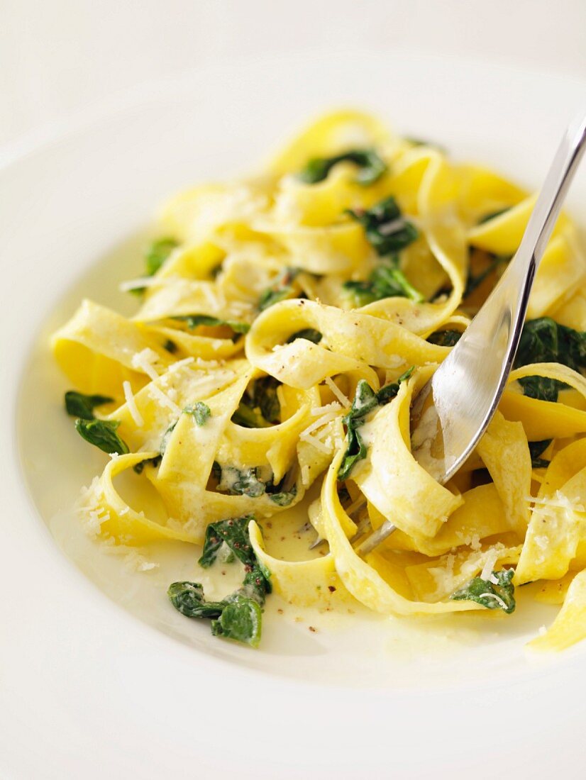 Tagliatelles with spinach and grated cheese