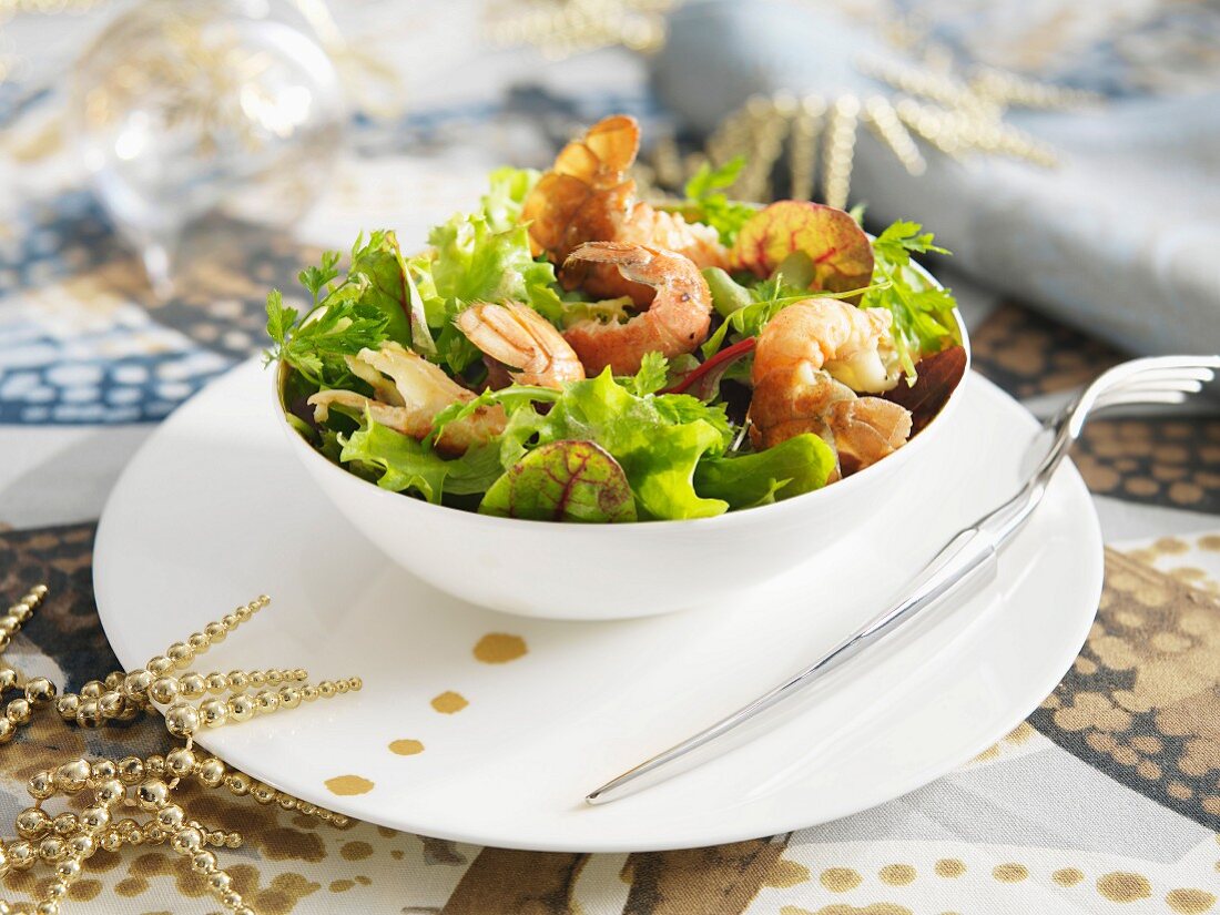 Gemischter Salat mit Flusskrebsen