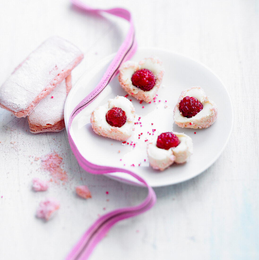 Rosa Gebäck mit Himbeeren