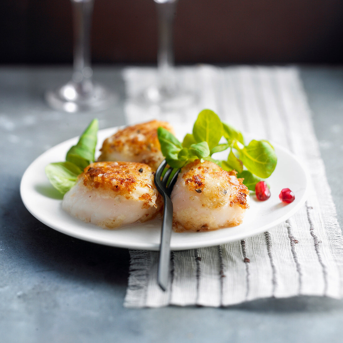 Scallops coated with mild spices