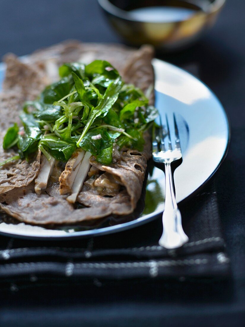 Galette (Buchweizencrepe) mit Hähnchen und Walnüssen, Feldsalat