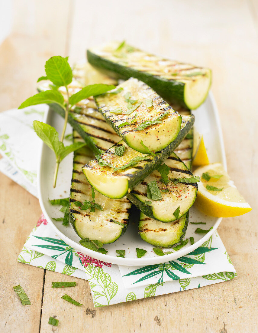 Grilled zucchinis with lemon and mint
