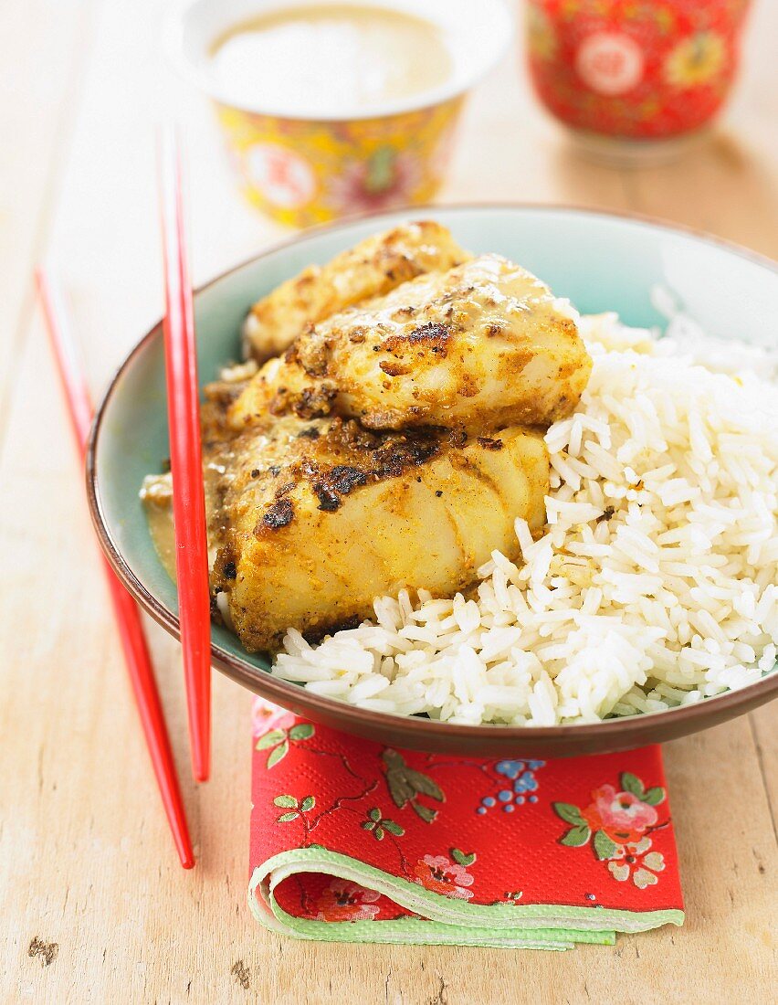 Thick pieces of cod with curry paste and rice