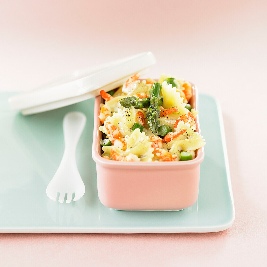 Farfalles with shrimps and asparagus