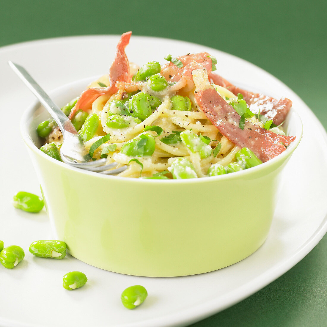 Spaghettis with broad beans and raw ham