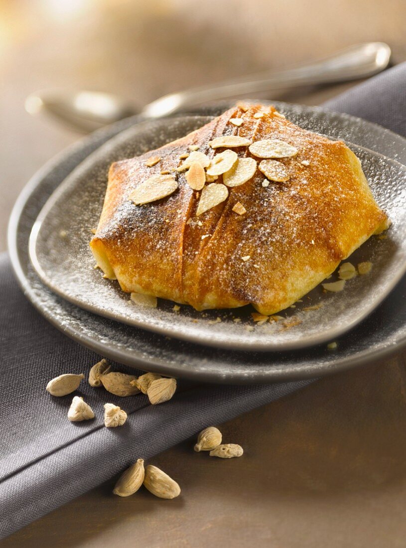 Pastilla mit Kardamomcreme und Mandelblättchen