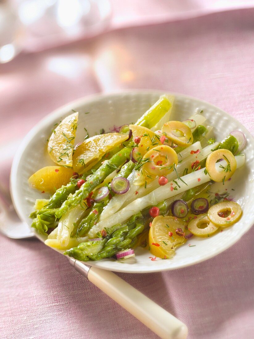 Spargelsalat von weissen und grünen Spargel mit Oliven, rosa Pfefferbeeren und Zitrusvinaigrette