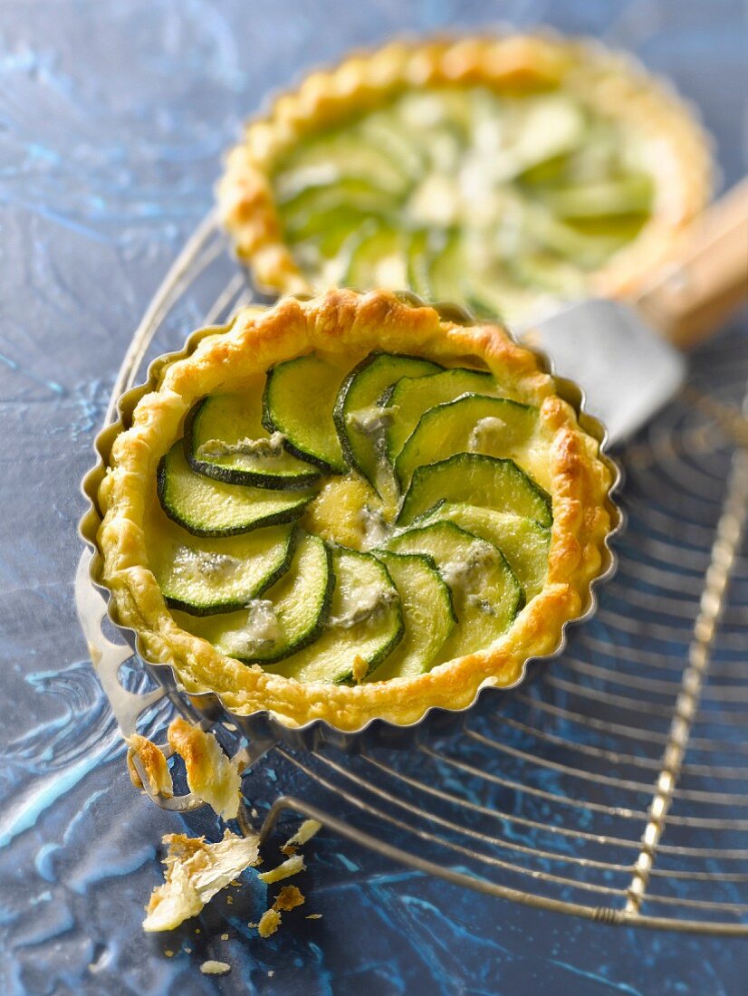 Blätterteigtartelettes mit Zucchini und Gorgonzola