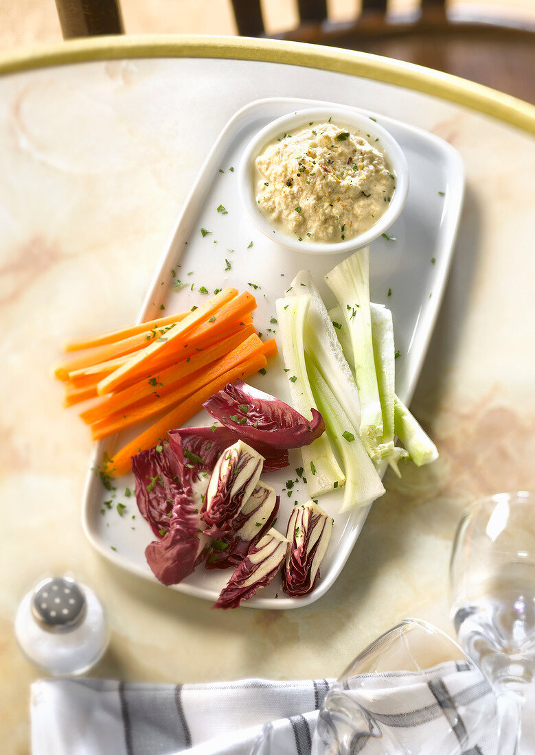 Garlic dip with raw vegetables