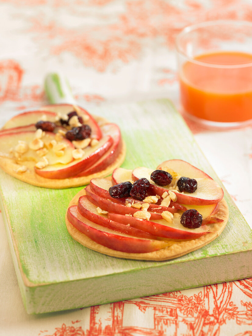 Apple and goji bean tartlets