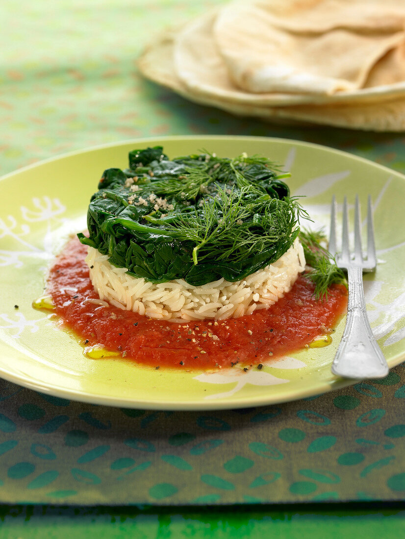 Timbale mit Basmatireis und Spinat auf Tomatensauce