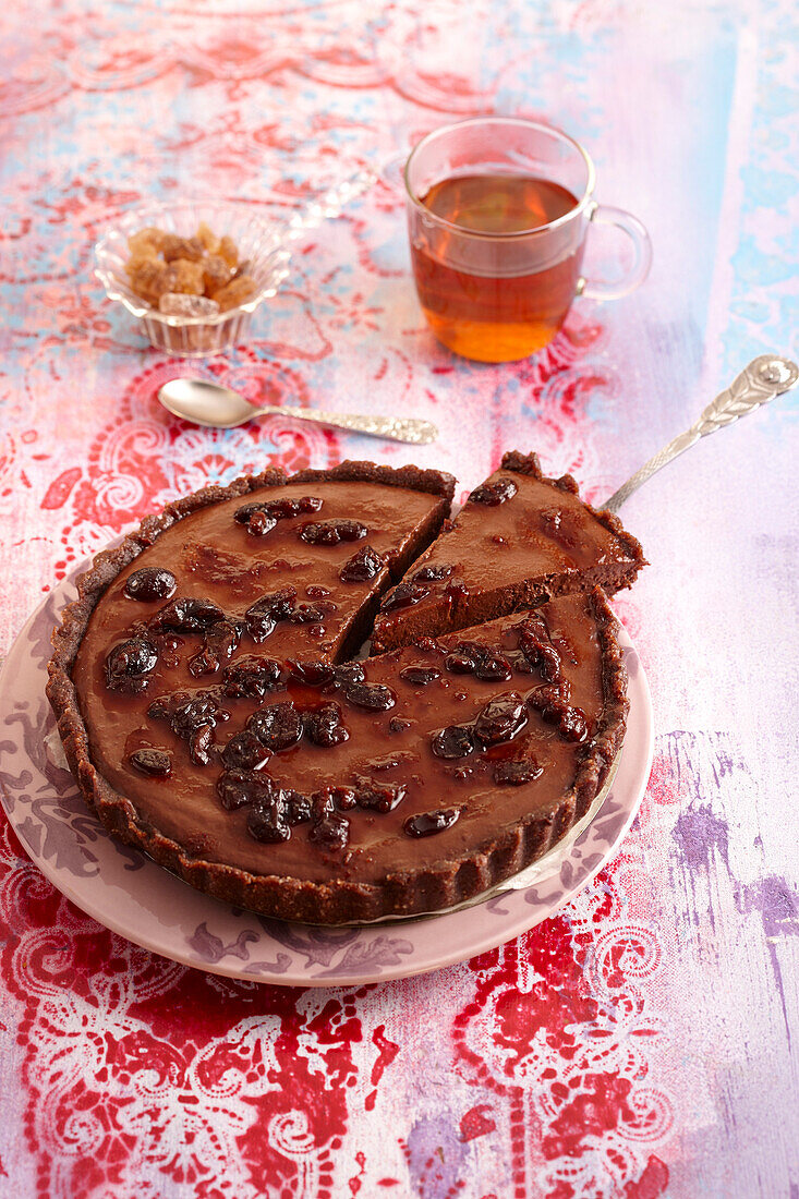 Schokoladenkuchen mit Kirschen