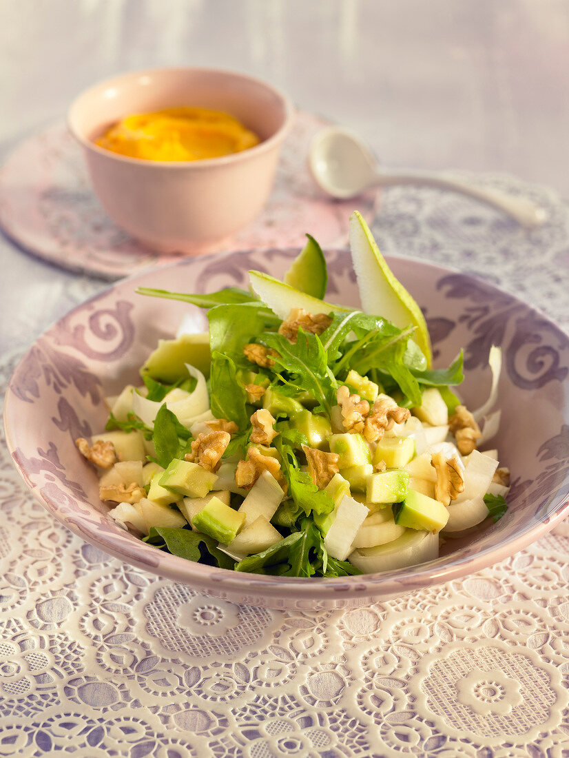 Gemüsesalat mit Walnuss und Avocado