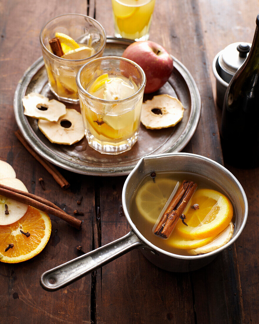 Cider punch with cloves and cinnamon sticks (vegan)