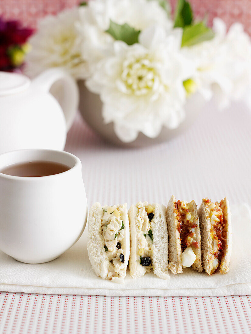 Verschiedene Mini-Sandwiches zum Tee