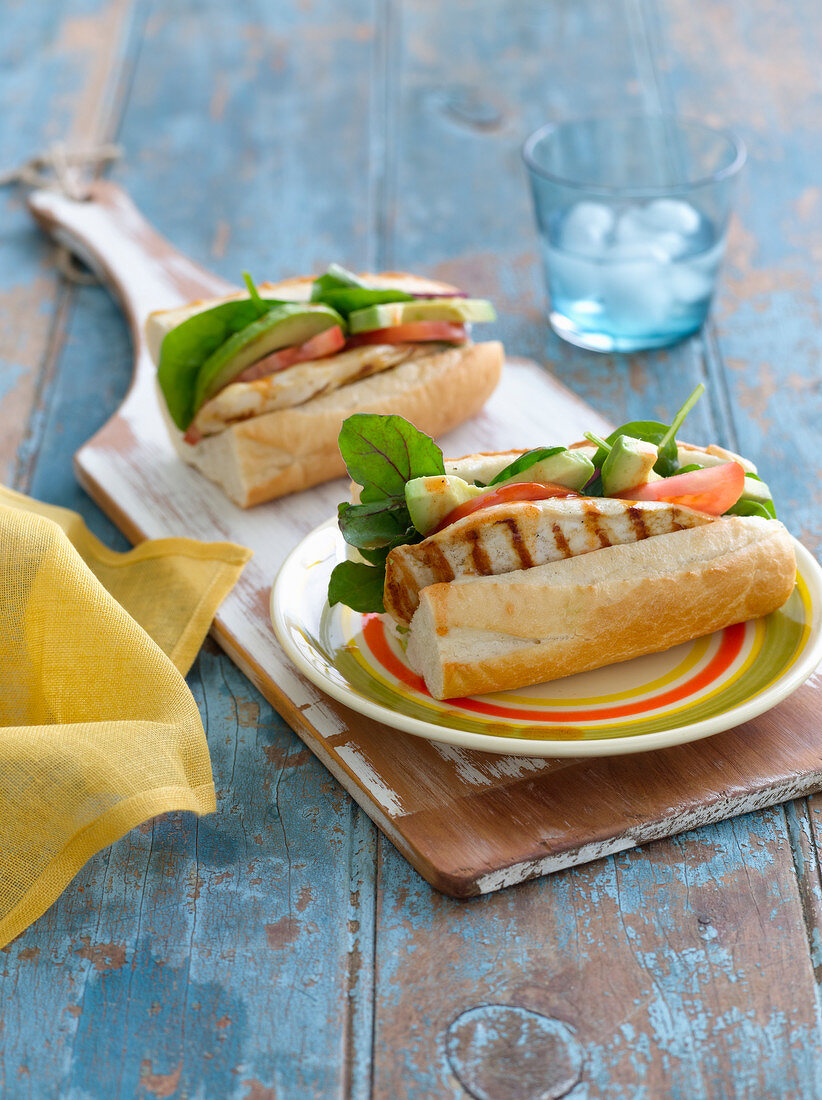 Sandwich mit gegrilltem Hähnchen und Avocado-Salat