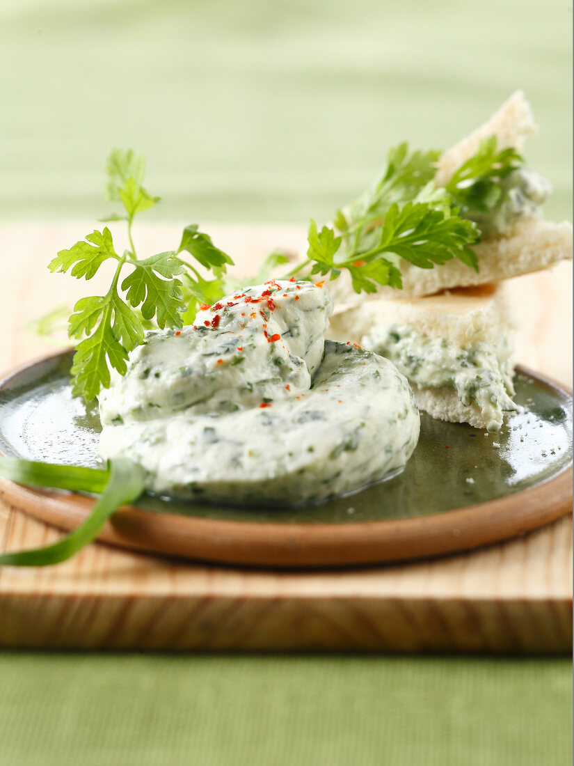 Fromage-Blanc-Mousse mit frischen Kräutern