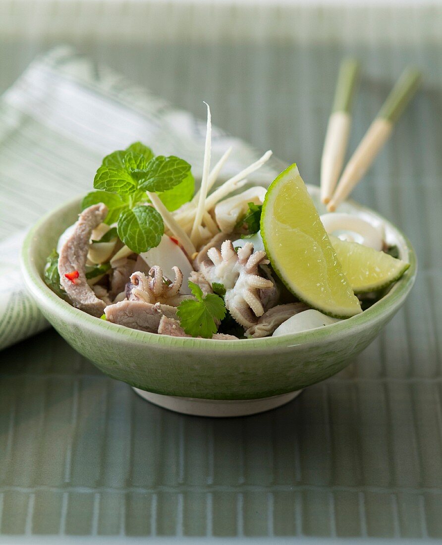 Salat mit Schweinefleisch, Tintenfisch und Limetten