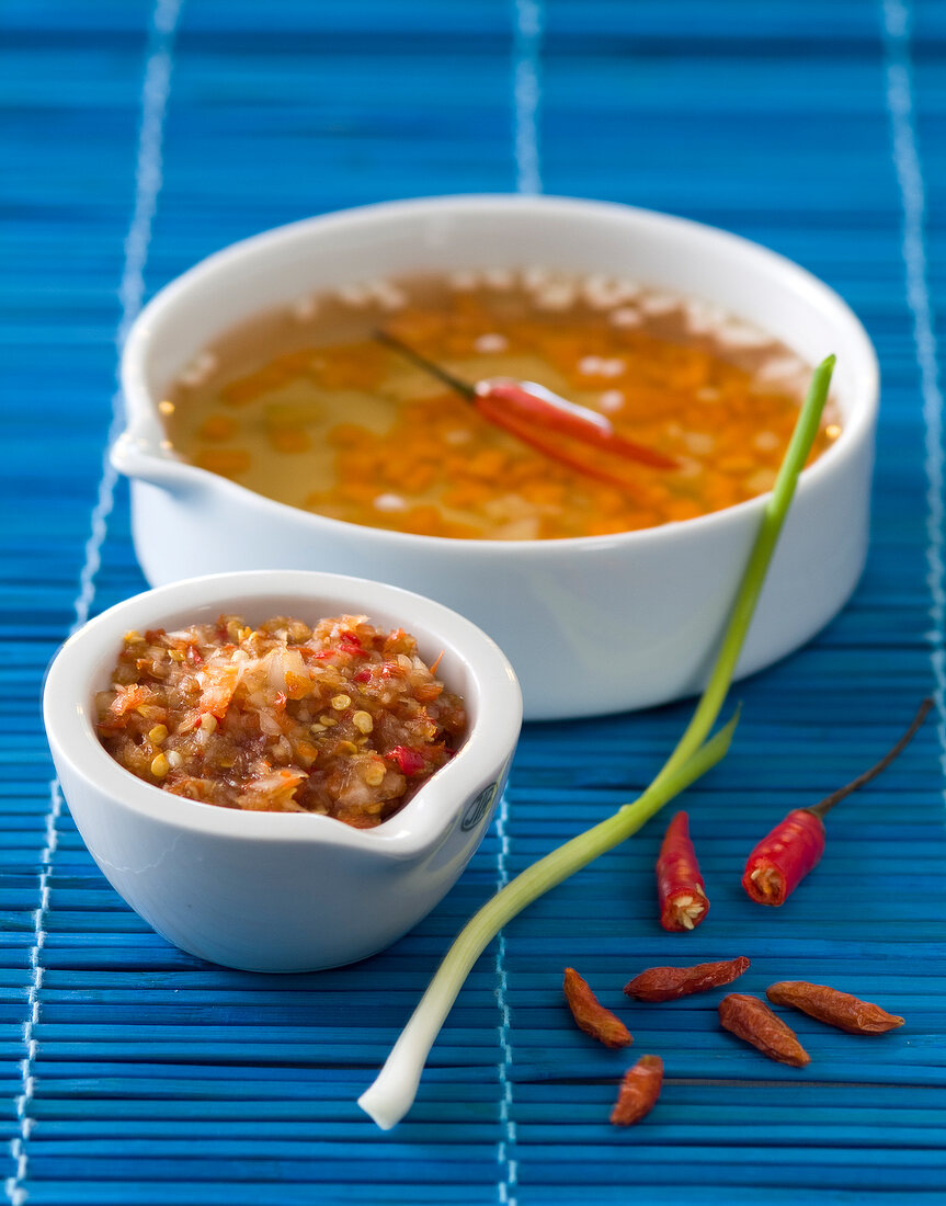 Nuoc-Mam-Fischsauce und Prik-Phao-Chilipaste