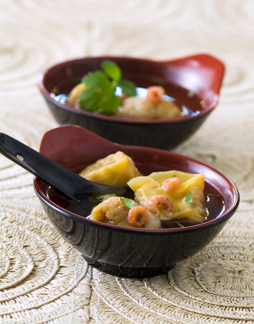 Suppe mit chinesischen Teigtaschen und Garnelen
