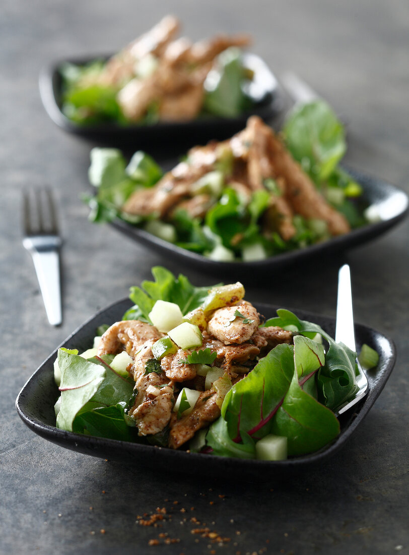 Salat mit mariniertem, gegrilltem Hähnchenfleisch