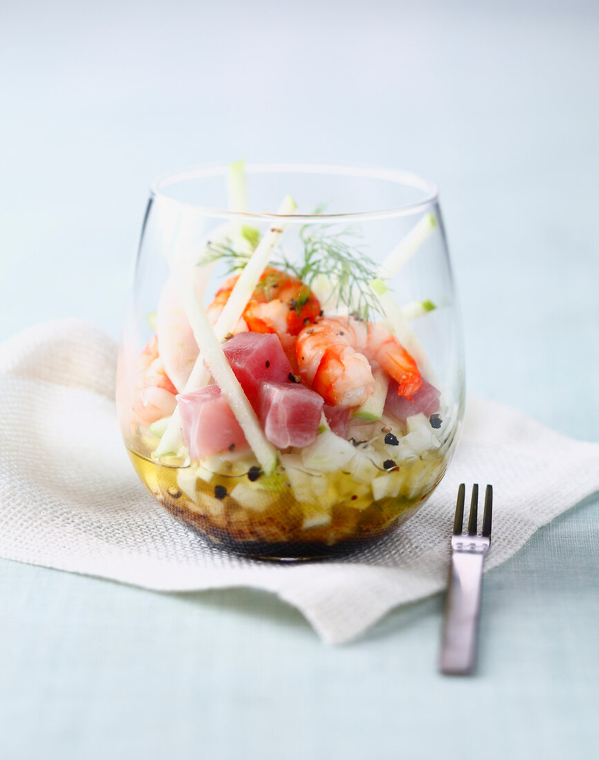 Salat mit Garnelen, mariniertem Thunfisch, grünen Äpfeln und Sellerie