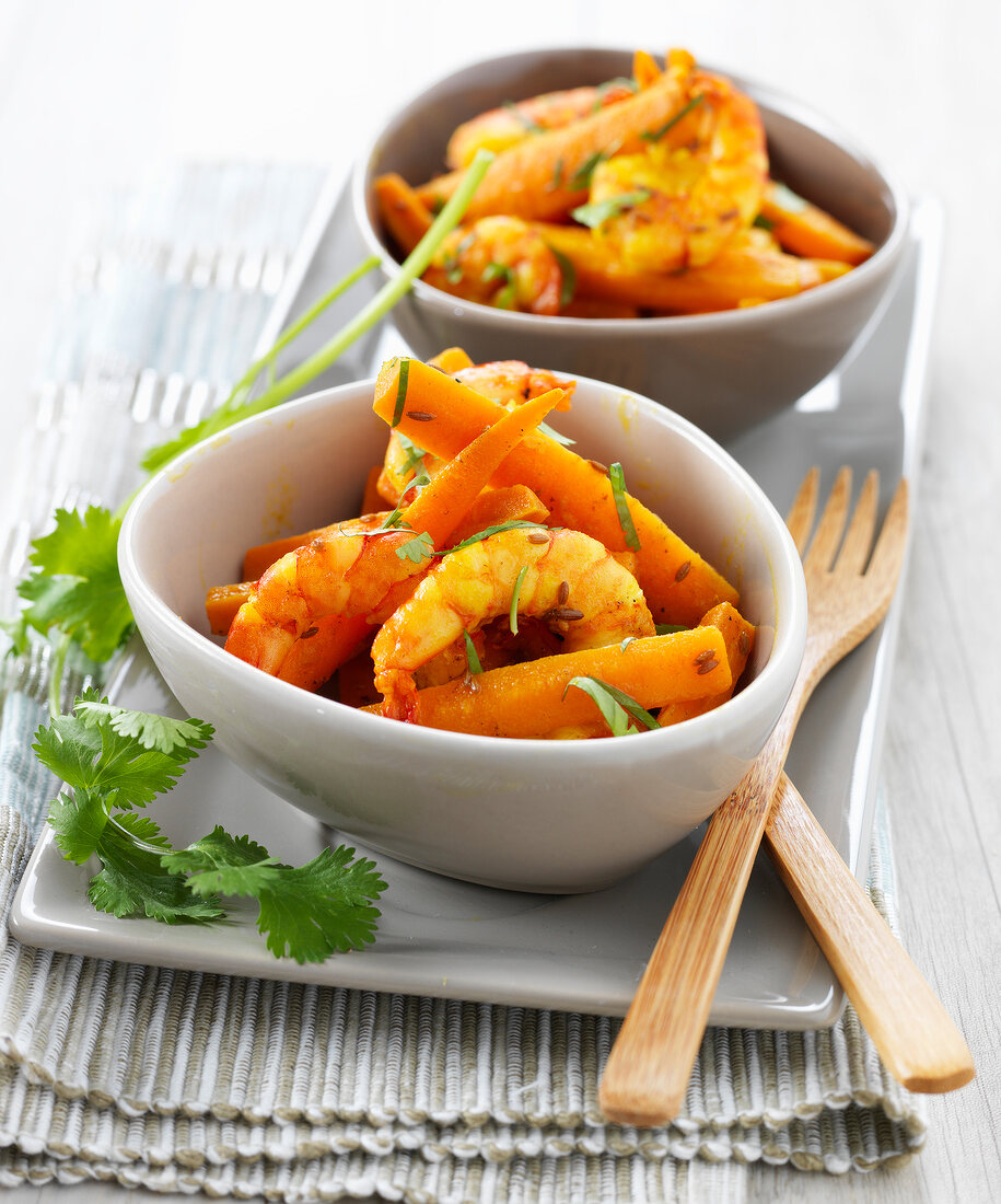 Möhren-Shrimp-Salat mit Koriander in Schälchen