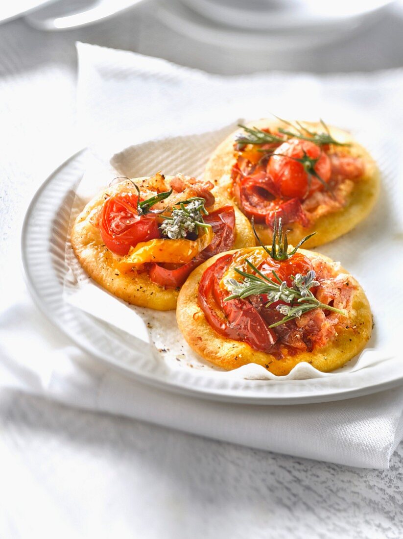 Pizzette mit Kirschtomaten, Pancetta und gegrillten Paprika