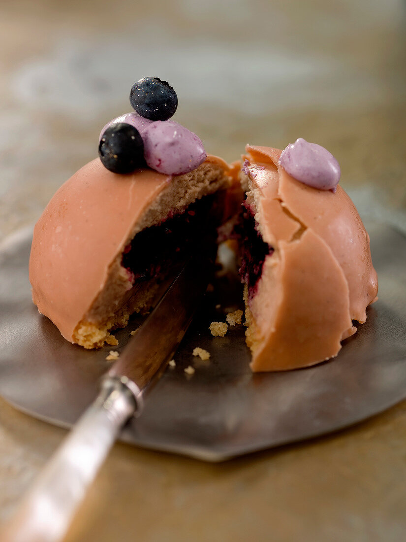 Kastanien-Kuppeltörtchen mit Blaubeeremarmelade gefüllt