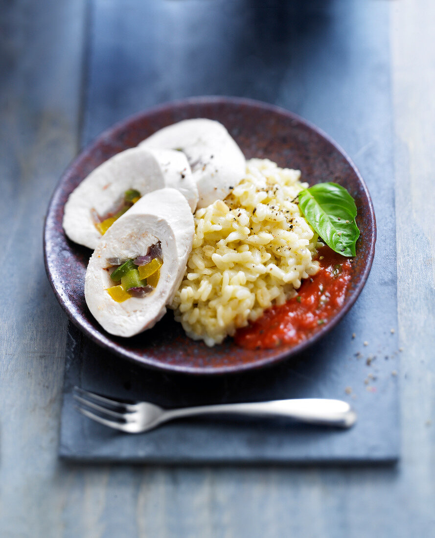 Hähnchenroulade mit Paprikafüllung, Risotto und Tomaten-Basilikum-Sauce