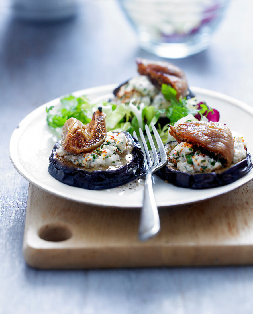 Sliced eggplants grilled with goat's cheese and fresh figs