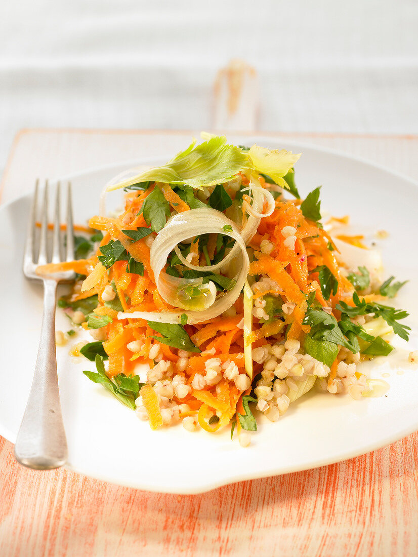 Buchweizensalat mit Karotten und Koriander