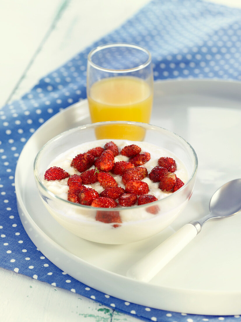 Curdled milk with wild strawberries