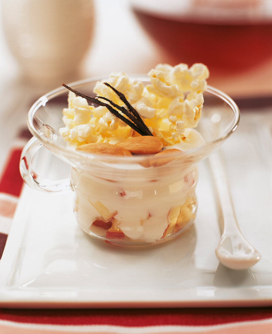 Joghurt mit Popcorn, Mandeln und Apfel