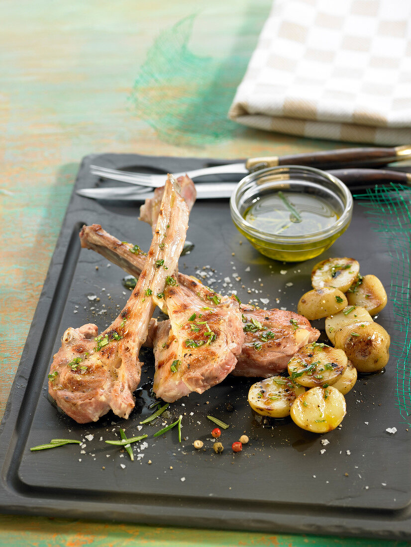 Gegrillte Lammkoteletts, Bratkartoffeln, Kräutervinaigrette