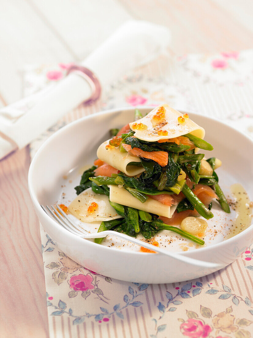 Pasta with spinach and smoked salmon