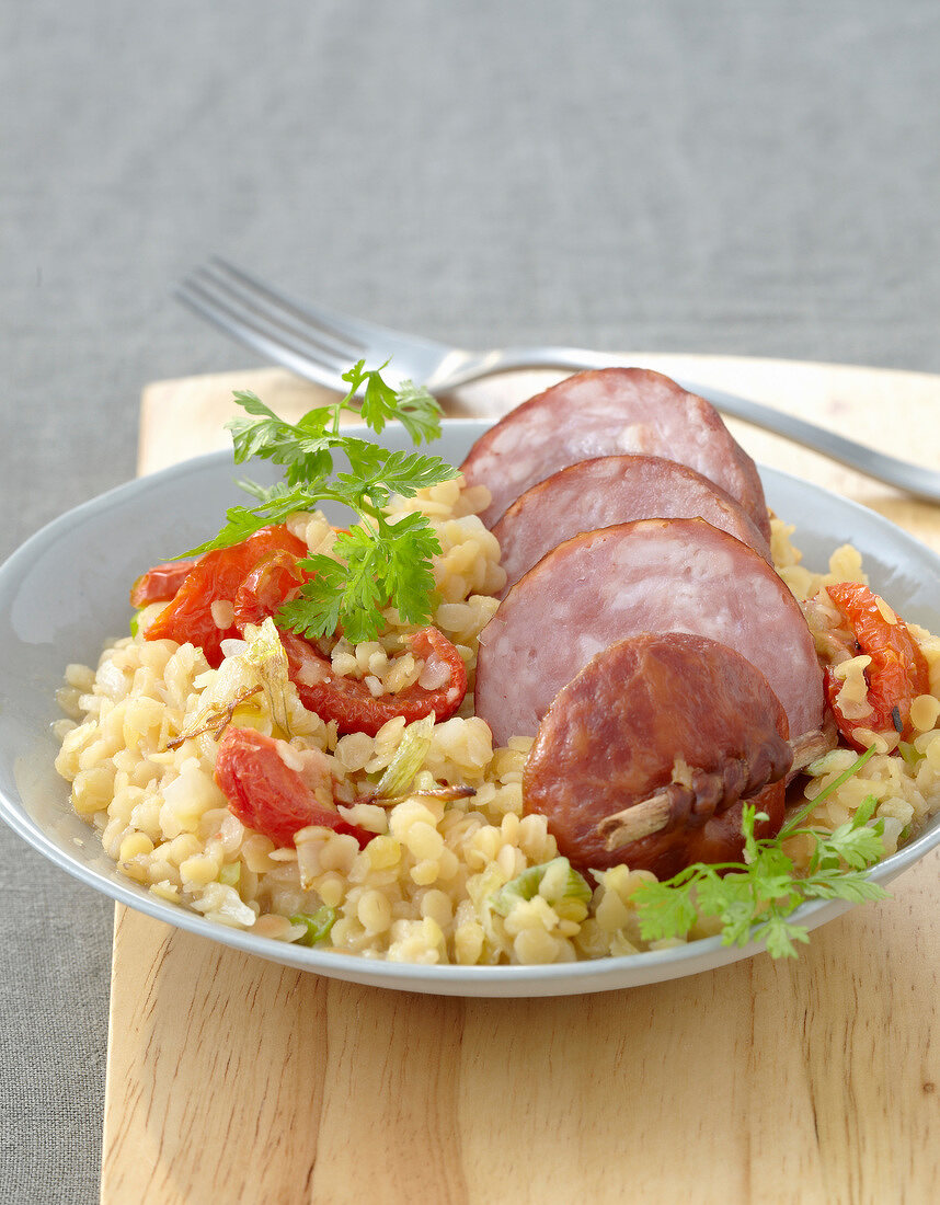 Morteau-Räucherwurst mit roten Linsen