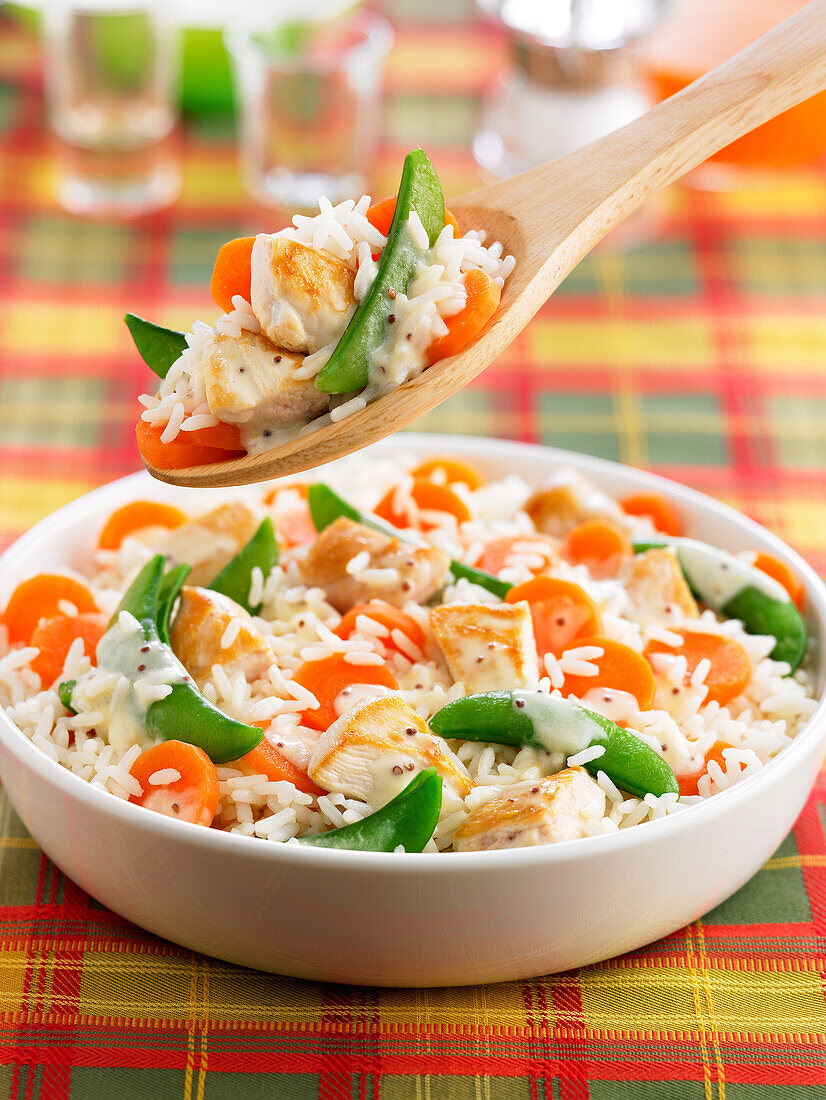 Pan-fried rice with chicken and vegetables