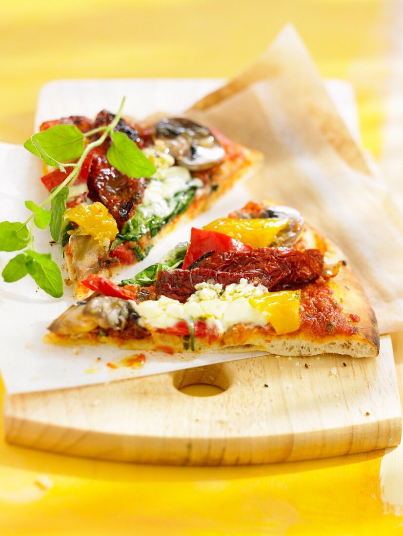 Bell pepper and sun-dried tomato pizza