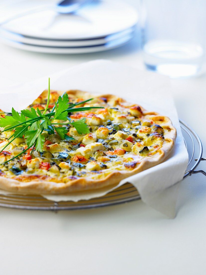 Dünne Tarte mit Zucchini und Fetakäse