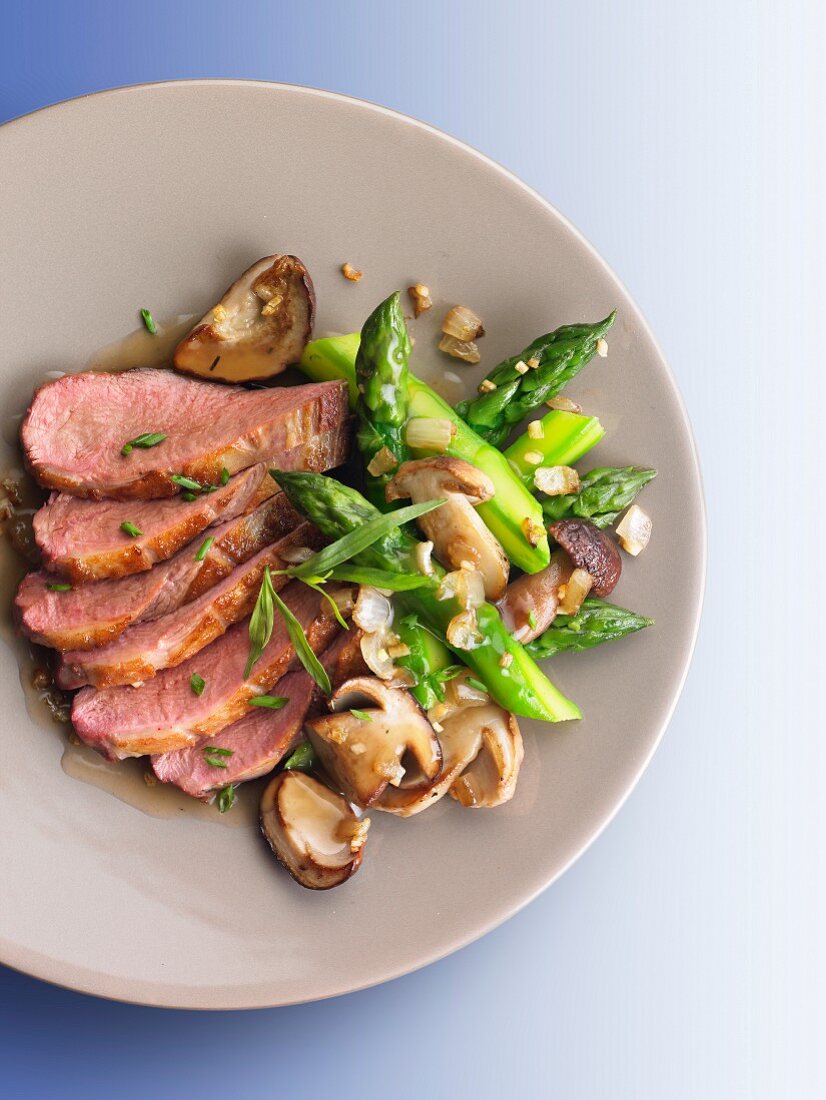 Duck breast with green asparagus and ceps
