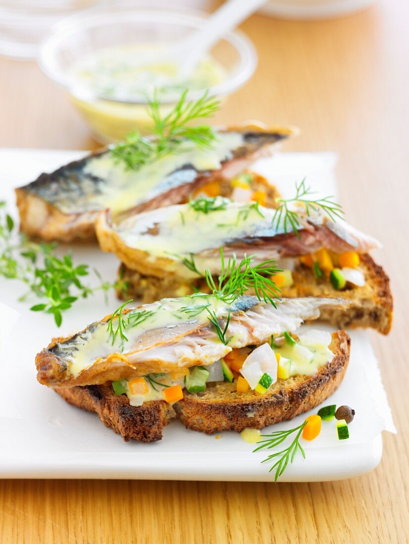 Röstbrot mit Makrelen und feinem Gemüse