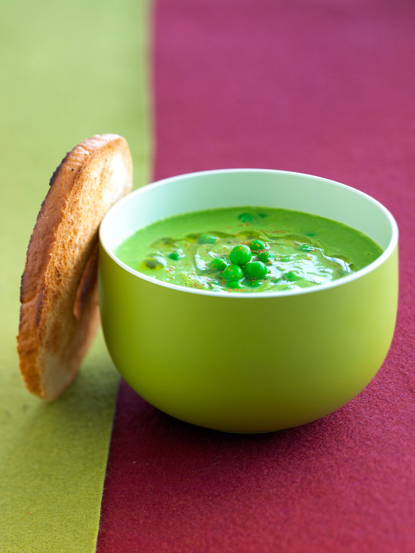 Erbsencremesuppe mit Röstbrot