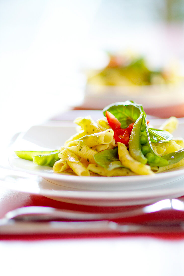 Garganelli mit Pesto, Erbsen, Tomaten und Basilikum