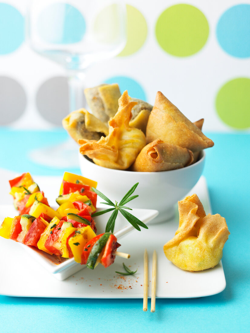 Mini vegetable brochettes with fried appetizers